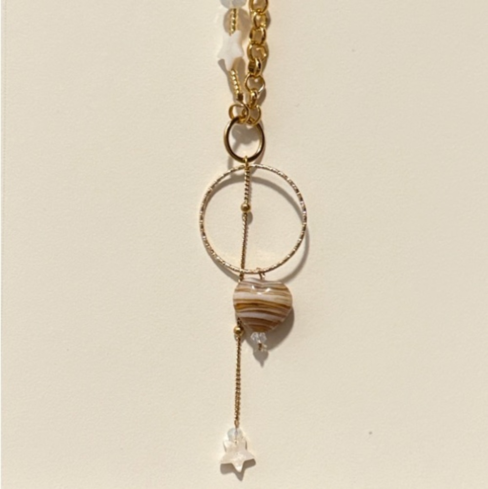 Elegant Gold and White Pendant Necklace